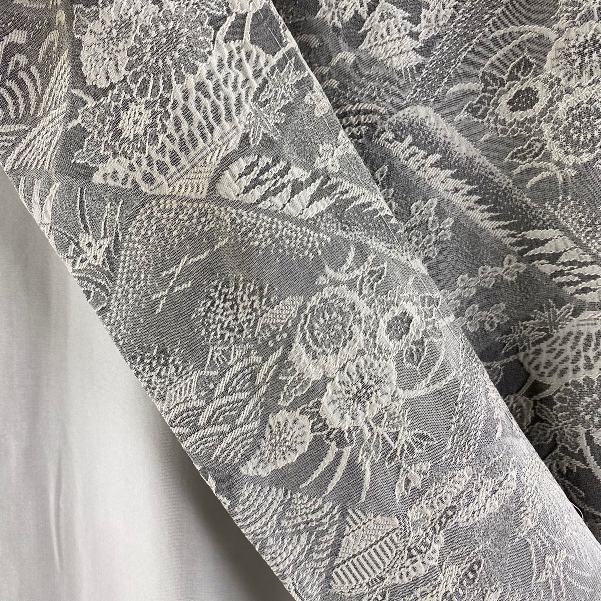 小紋 身丈157.5cm 裄丈67.5cm L 袷 山岡古都 紋意匠 落款 草花 波 灰色  