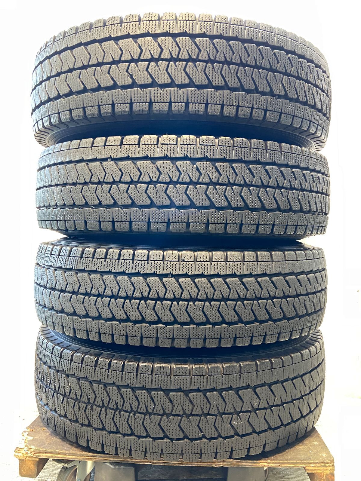 195/80R15 107/105LT ブリヂストン ブリザック VL10 日産純正