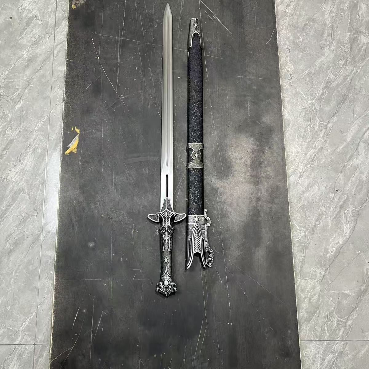 高性能マンガン鋼製｜全長 104cm 刃幅 3.8cm 合金柄 × 皮革鞘 レプリカ COSPLAY 装飾用” 非実戦 美術刀 刀装具 模擬刀 居合刀 日本刀 模造刀 鑑賞用 武具