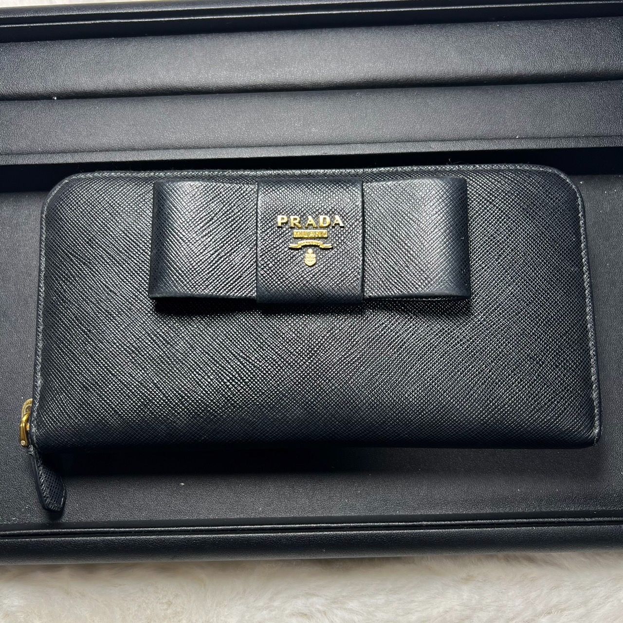 24時間以内発送】美品✨ PRADA 長財布 黒 リボン - メルカリ