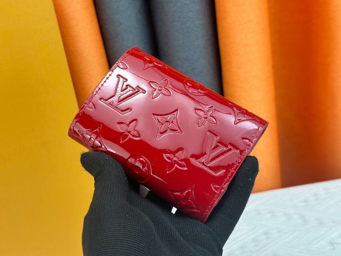 LVルイ ヴィトン 財布 Monogram Unplantレザー コンパクトだがコインや紙幣ポケット 6つのカードスロットなど実用的な機能を持つエンベロープ型財布