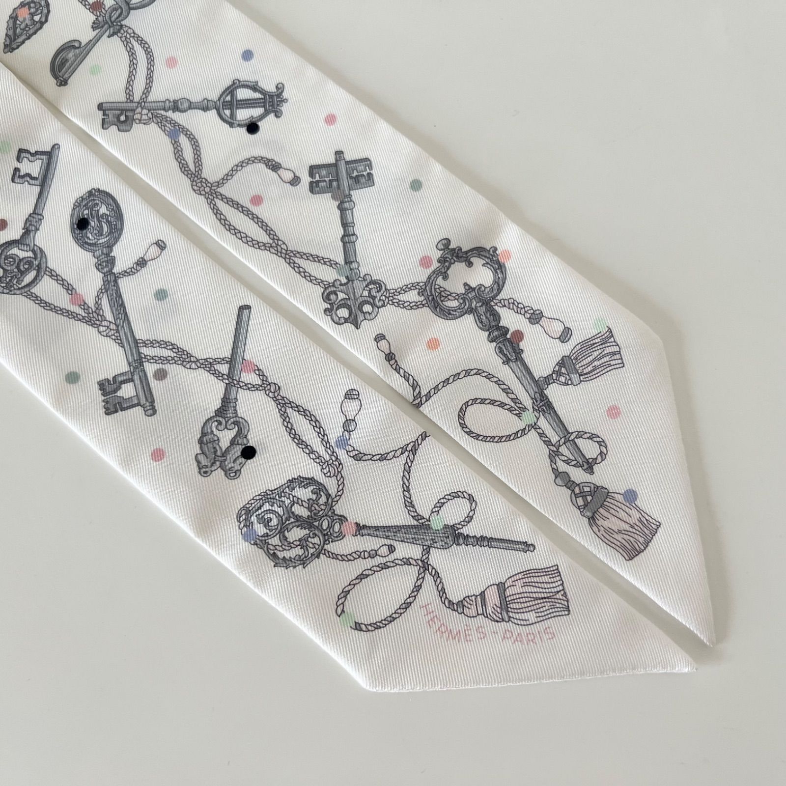 エルメス HERMES ツイリー レ・クレ・ア・ポア 鍵柄 アイボリー系 HERMES エルメス ツイリー ホワイト 鍵柄 レ・クレ・ア・ポア - メルカリ