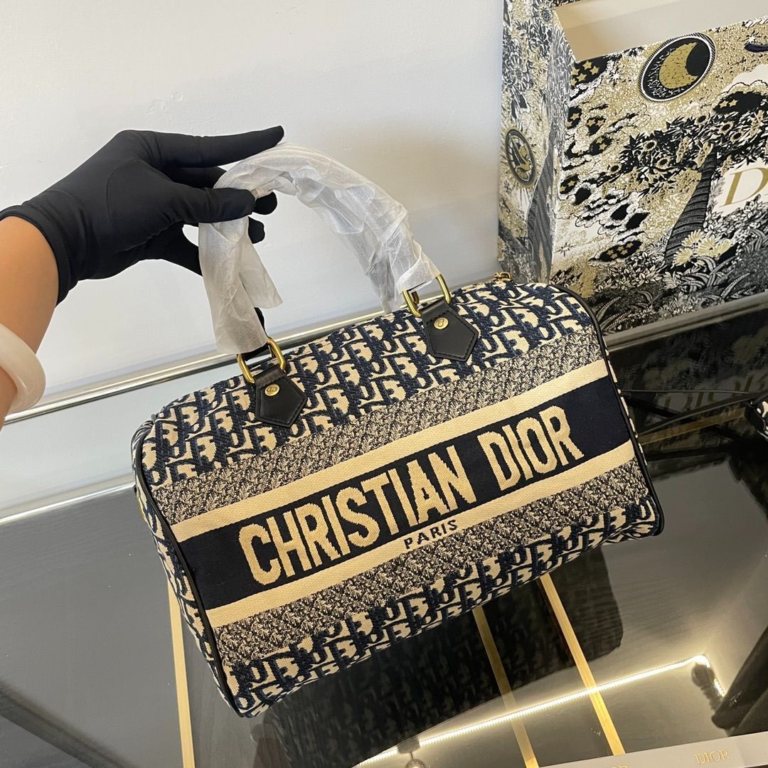 【超大人気♪】DIOR PILLOW バッグ DIOR】 新作「ディオール ピロー」バッグが登場 | クリスチャン