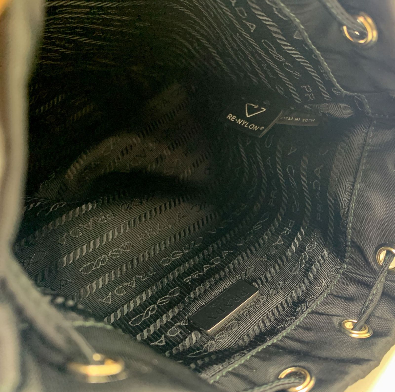 PRADA プラダ 巾着 ポーチ ハンドバッグ 三角ロゴ ナイロン 黒 PRADA プラダ 三角ロゴ ナイロン 巾着 ショルダーバッグ