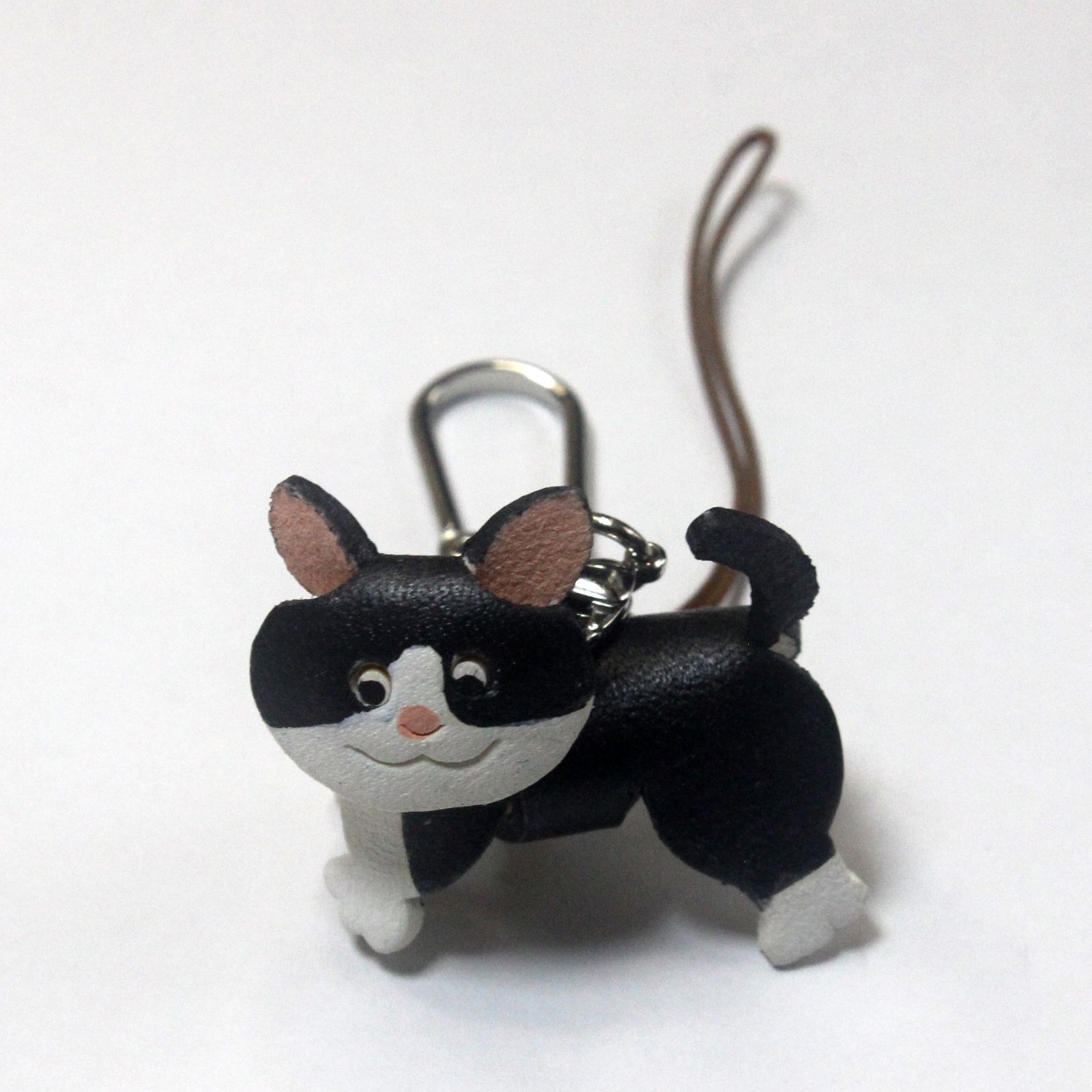 革のキーホルダー＆ストラップ 猫 CAT横向き 白黒猫 - メルカリ