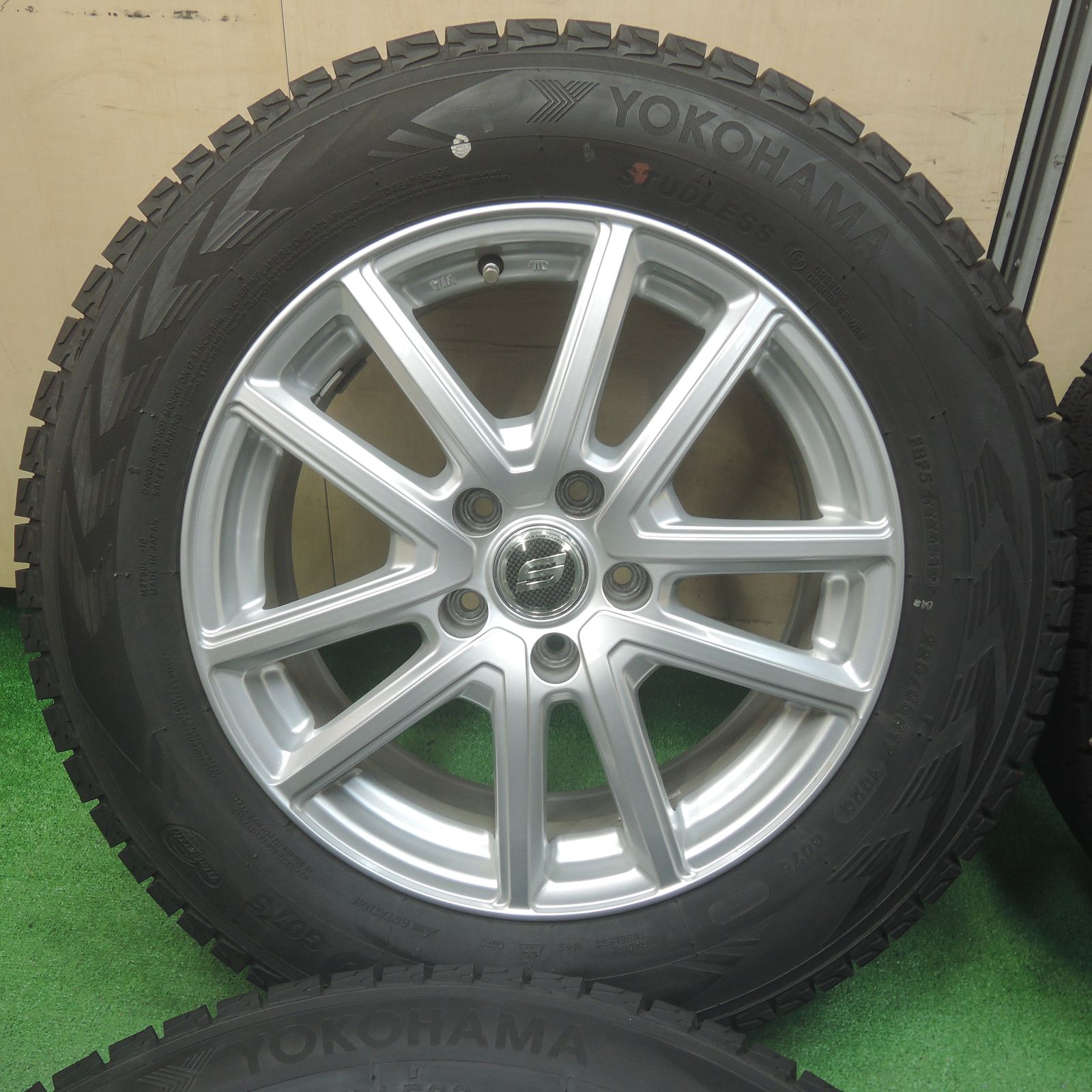 送料無料*バリ溝！キレイ！9.5分以上☆スタッドレス 225/65R17 