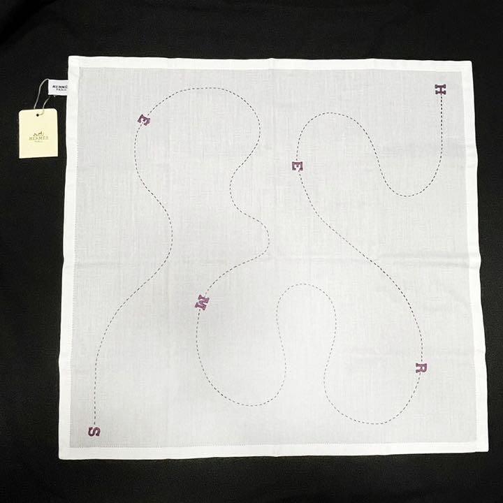未使用タグ付き　HERMES エルメス　ハンカチ　チーフ　箱付き　ロゴ刺繍 未使用タグ付き HERMES エルメス ハンカチ チーフ 箱付き ロゴ