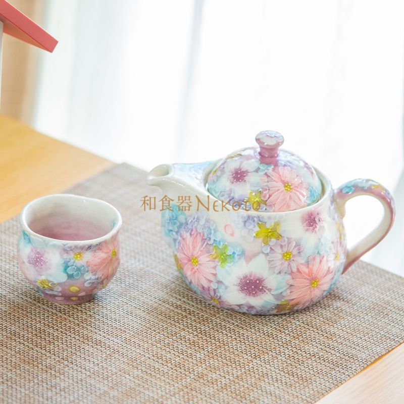 ゆずりは工房 色彩花 丸ポットとぐい呑 カップ ソーサ― セット 花柄 おしゃれ かわいい カフェ 喫茶店 日本製 即日発送 陶器 瀬戸焼 和食器 食器 手描き プレゼント 贈り物 ギフト 母の日 敬老の日 誕生日