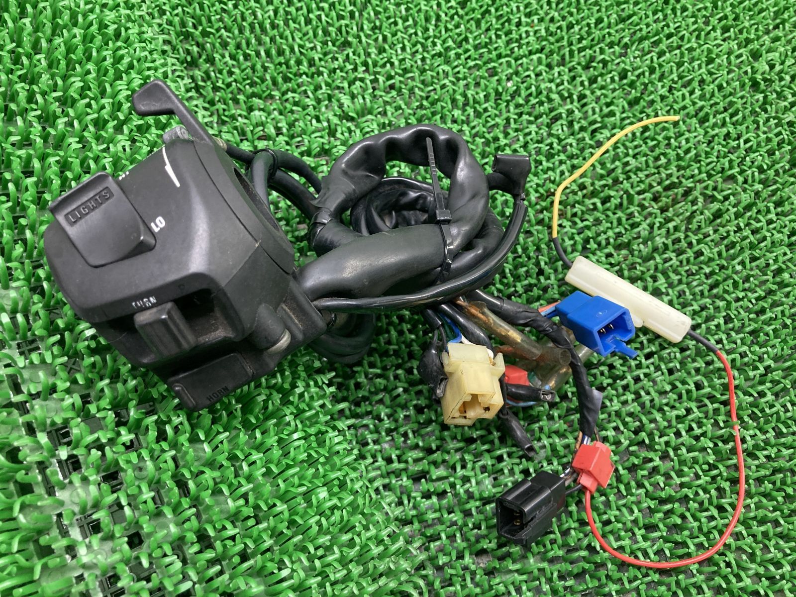 CB400SF ハンドルスイッチ 左 HM-32QB-T ホンダ 純正 中古 CB400SF ハンドルスイッチ 左 HM-32QB-T ホンダ 純正 中古