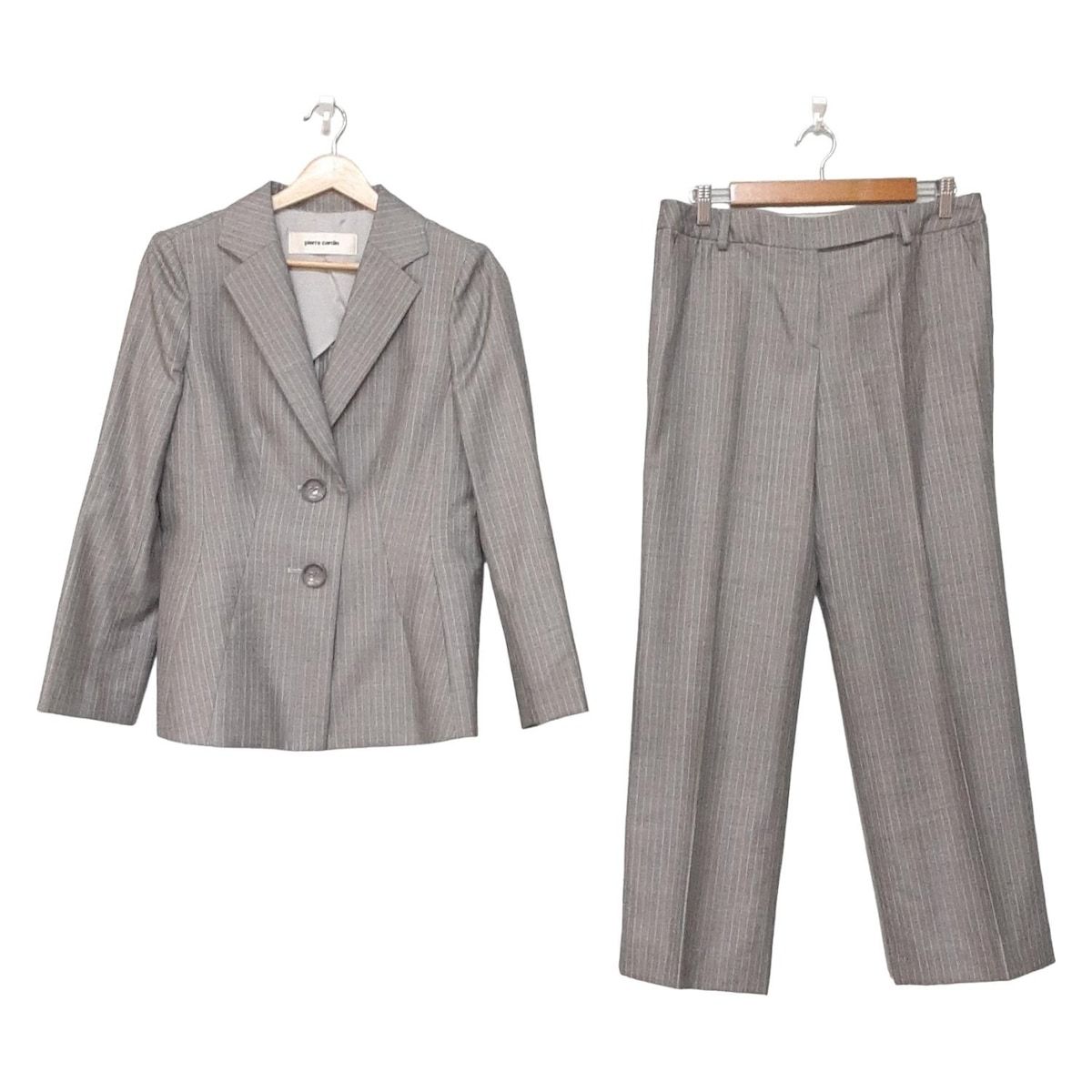 pierre cardin ピエールカルダン レディースパンツスーツ レディース - ライトグレー ストライプ 肩パッド