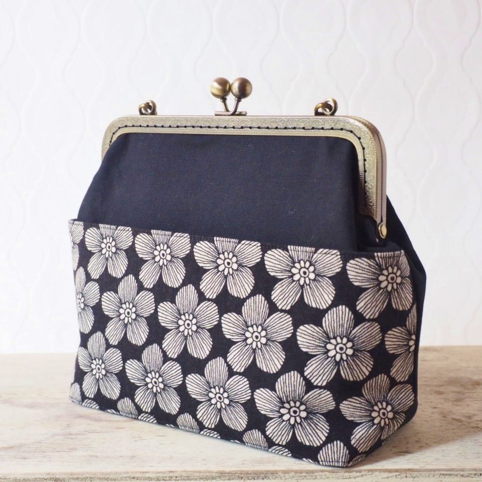 ＊ハンドメイド＊ショルダーがま口バッグ刺繍レース・ブラックとグレー北欧風花柄２点 ＊ハンドメイド＊ショルダーがま口バッグ刺繍レース・ブラックとグレー北欧風花柄２点