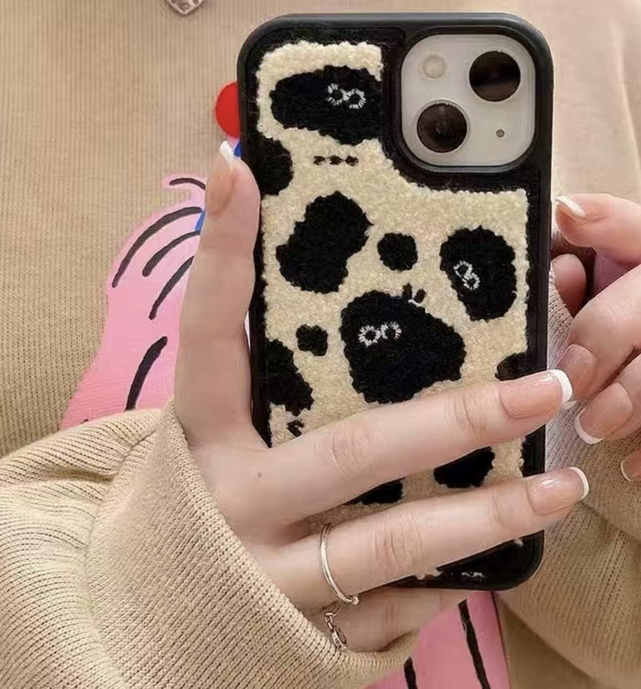 ホワイト ふわふわ もこもこ かわいい iPhone15 ケース 韓国 白 曇 - 小物