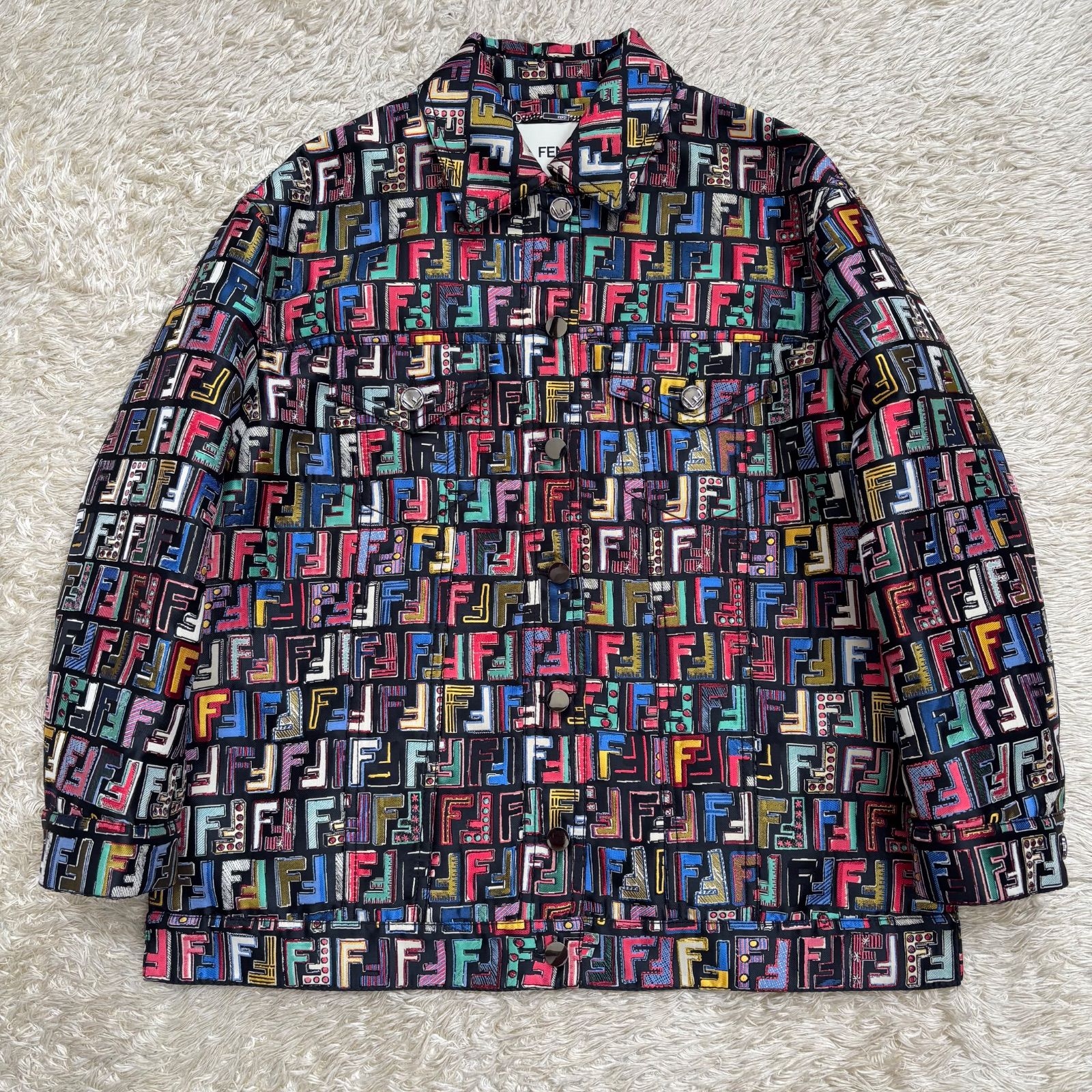 FENDI フェンディ ボンバージャケット マルチ ロゴ スタッズ 42 総柄 FJ6815 A1EA