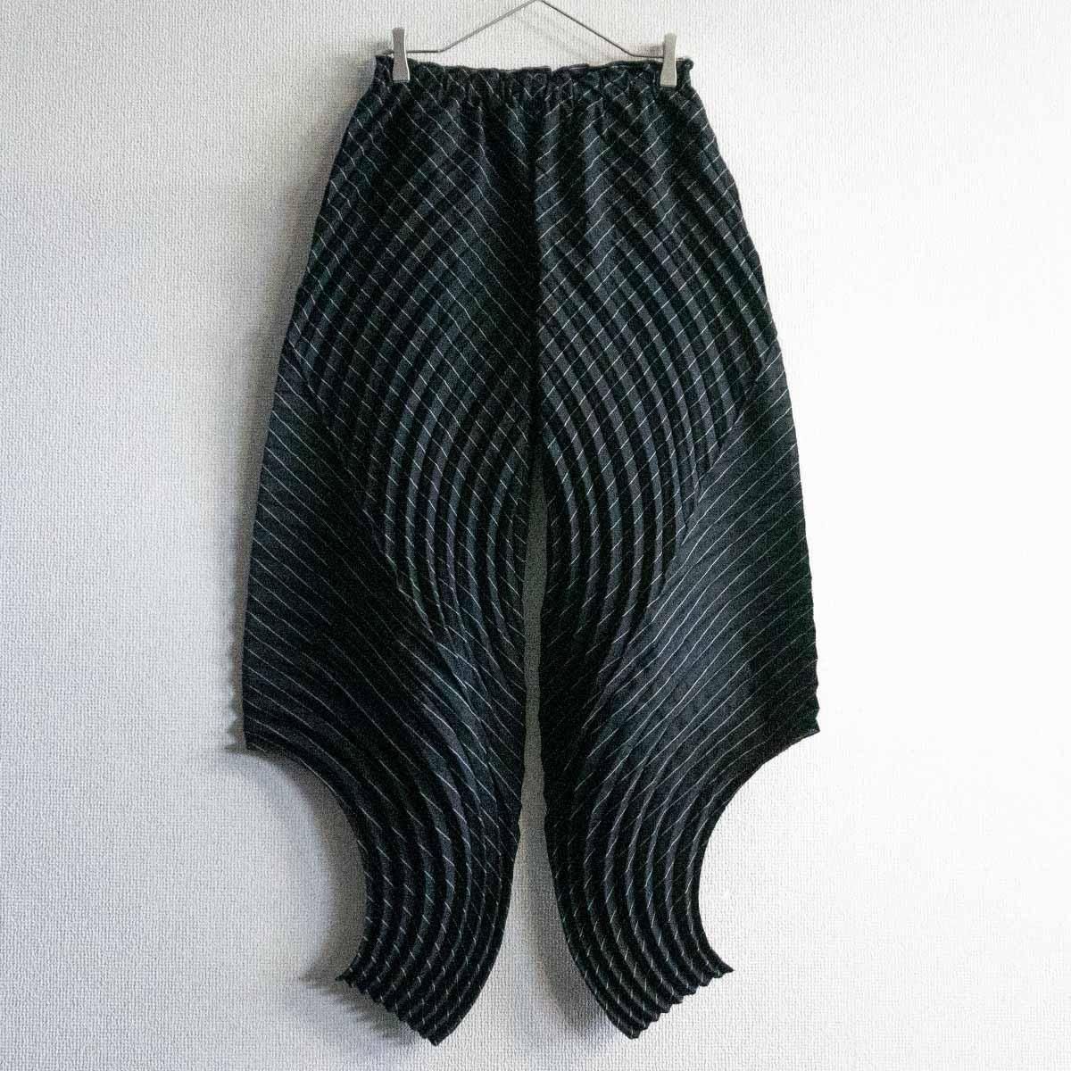 未使用品/23AW】 ISSEY MIYAKE【Curved Pleats Stripe Pants】ストライプ プリーツ パンツ イッセイミヤケ  2408510 - メルカリ