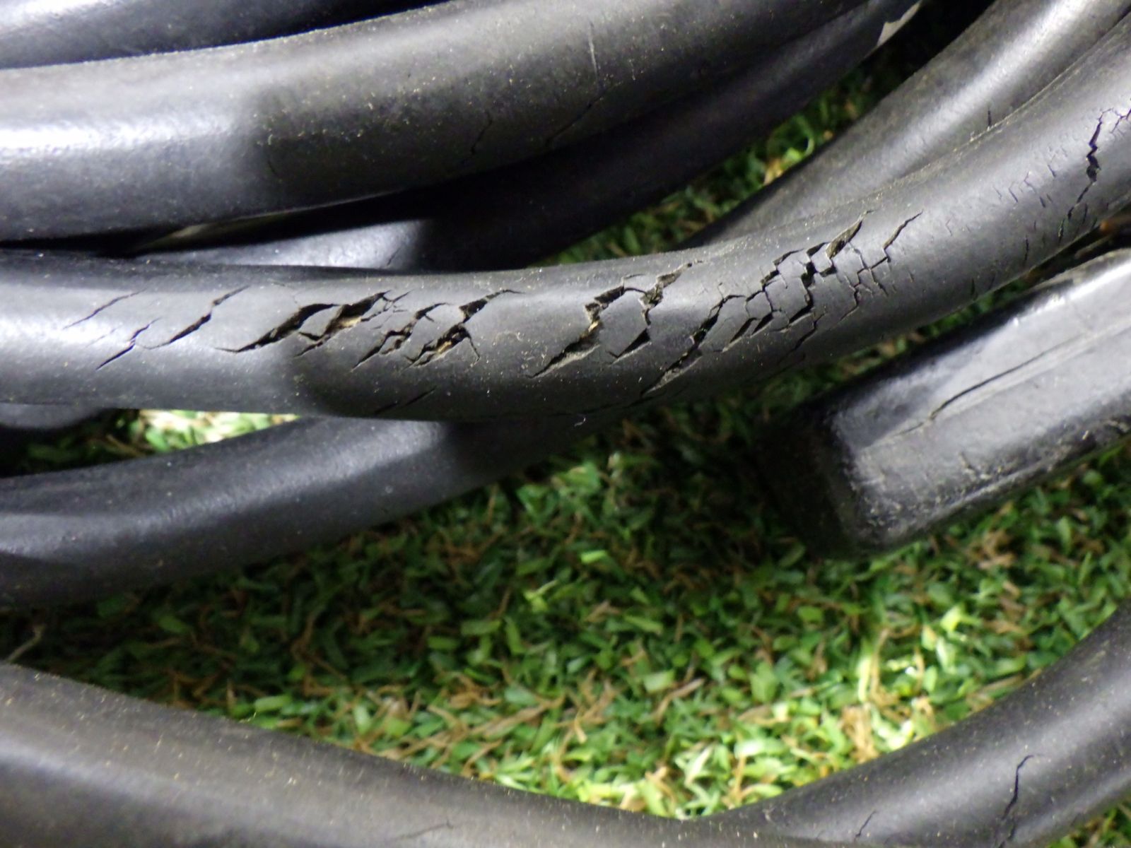 キャプタイヤ 黒