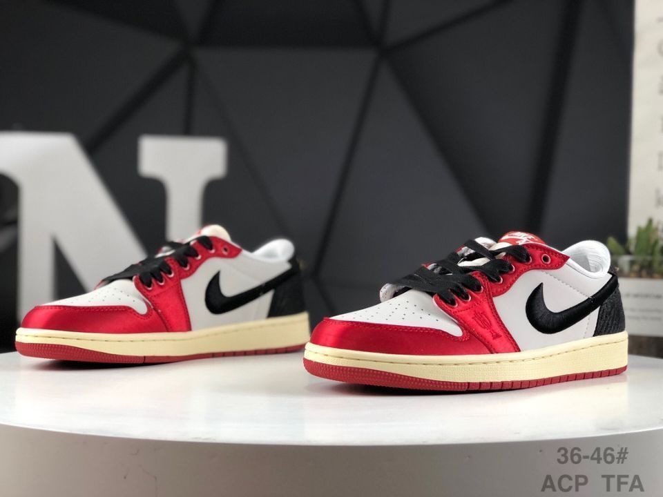 Trolhy room x air jordan 1 low og 新品