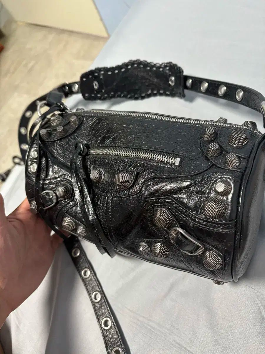 バレンシアガ ルカゴール シリンダー バッグ ブラック