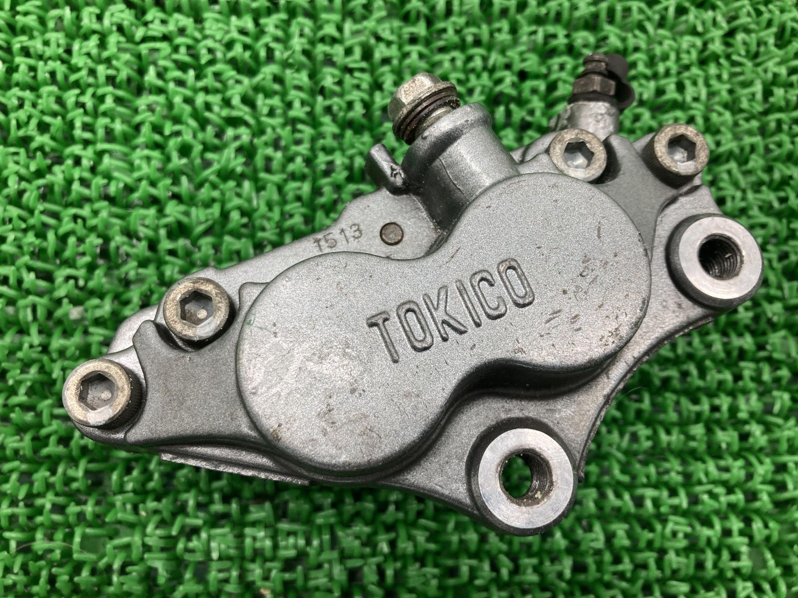 ゼファー1100 フロントブレーキキャリパー 右 カワサキ 純正 中古 バイク 部品 ZRT10A 割れ欠け無し 品薄 希少品 車検 Genuine