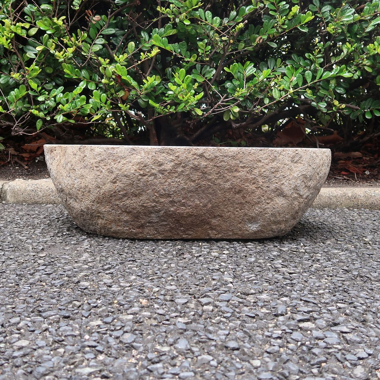 天然石をくり抜いた手水鉢 リバーストーン L 54X44 つくばい 睡蓮鉢 すいれん鉢 メダカ鉢 めだか鉢 ガーデン 坪庭 石材 河石 水盆 筧 北海道 沖縄県 離島配送不可 250932