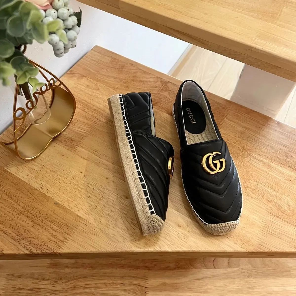 新品 GUCCI グッチ フラットシューズ - メルカリ