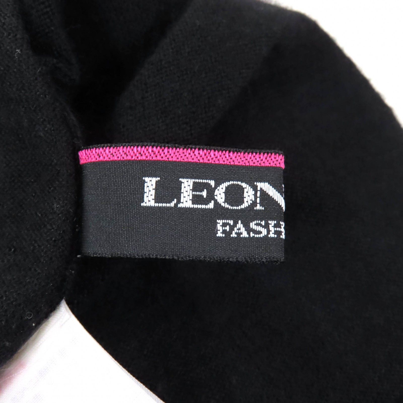 レオナールスポーツ カシミヤ ハイネックセーター ロゴエンブレム刺繍