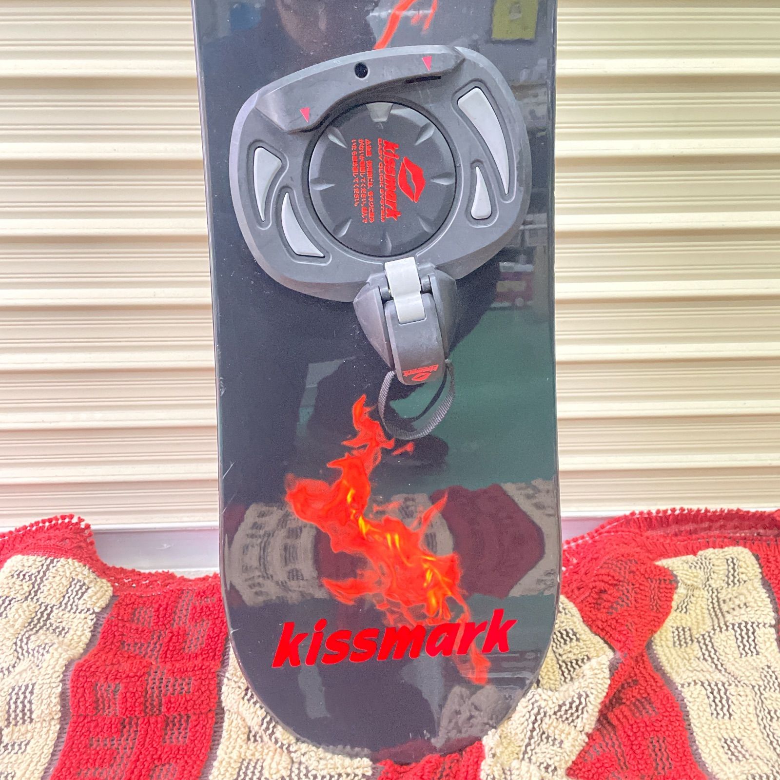 美しい古美術蔵から美しい白椿の花が描かれた夏茶碗の様な楽印の陶器