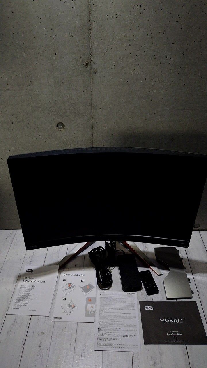 ダークグレー