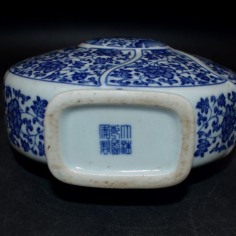 清乾隆青花纏枝蓮如意抱月瓶 景徳鎮 陶磁器 装飾品 現代工芸品