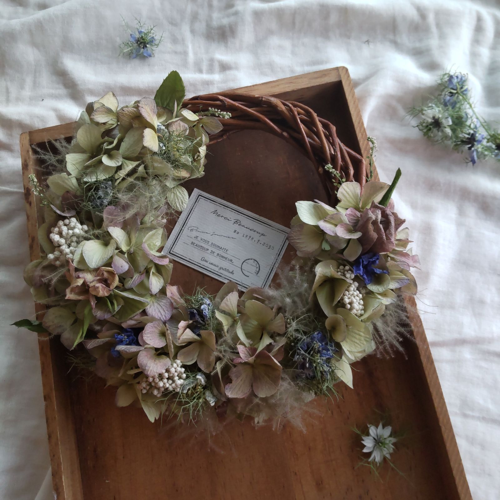 スモークツリー とアンティーク紫陽花のブルーなオーバルリース 矢車菊