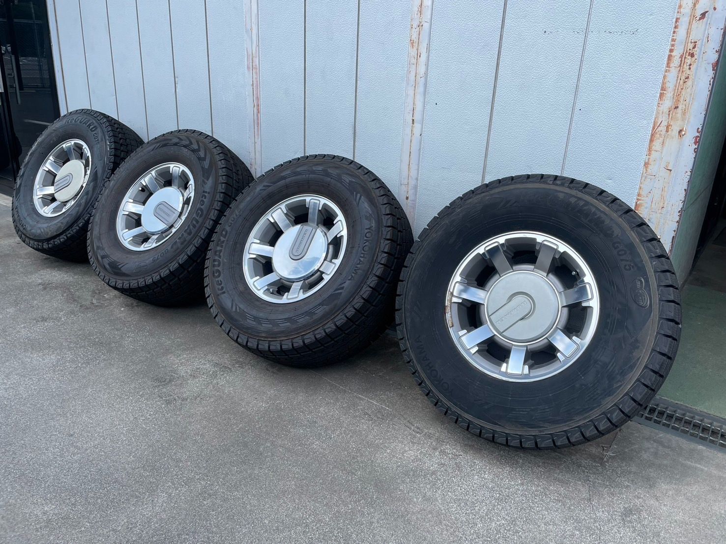 □ハマーH2 純正タイヤホイール4本セット タイヤスタッドレス ①