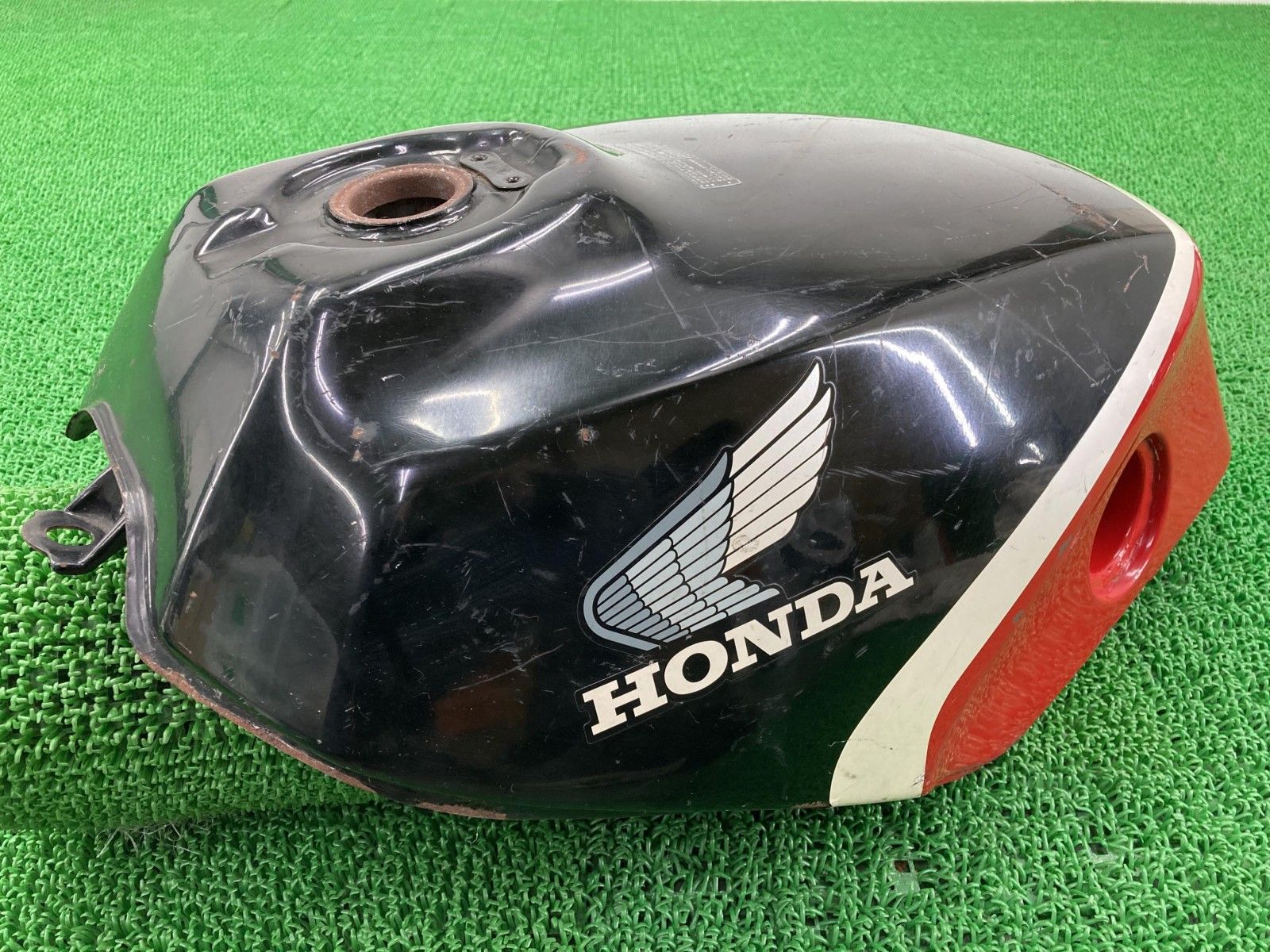 VF750F タンク 黒/赤 ホンダ 純正 中古 バイク 部品 RC15 コケキズ無し 穴あきなし 凹み無し 修復素材に ノーマル戻しに 車検 Genuine 19 VF750F タンク 黒/赤 ホンダ 純正 バイク 部品 RC15 コケキズ無し 穴