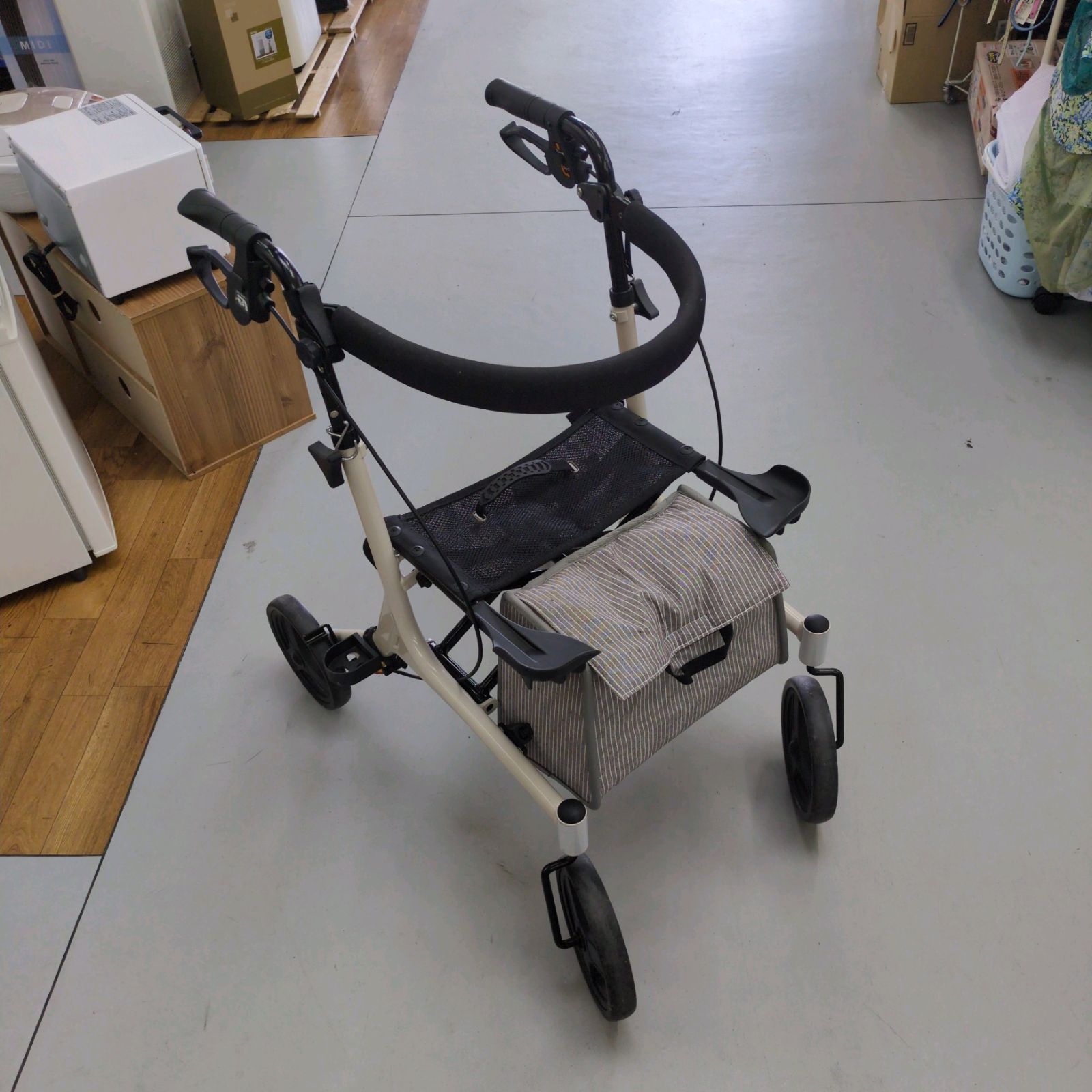 期間限定の特別値下げ！ J569 ★多少使用感★安寿★歩行車ショッピングターン 期間限定の特別値下げ！ J569 ☆多少使用感☆安寿☆歩行車ショッピング