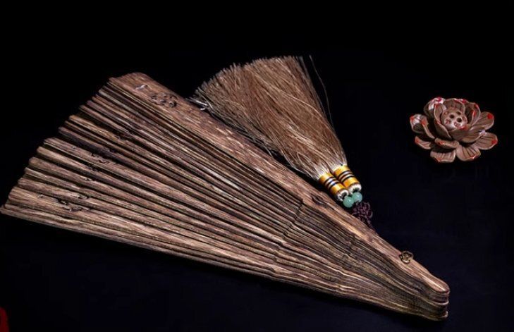 軽量贅沢天然ベトナム芽荘沈香扇子折りたたみ中国風黒油老料沈香木女古風フリンジ持ち歩く