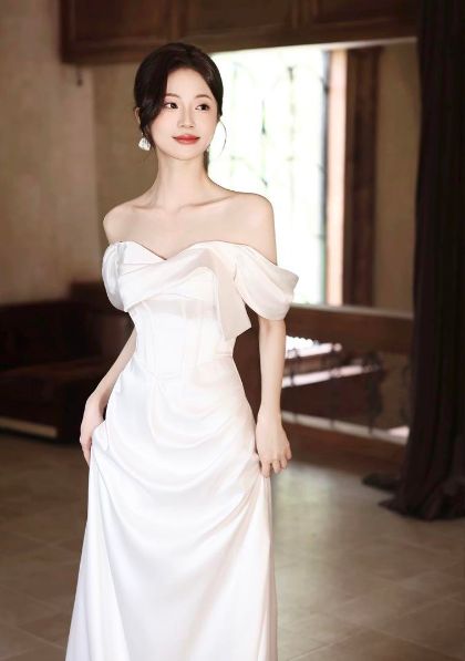 上品＆美シルエットのウェディングドレス結婚式 前撮りやフォトウェディングに