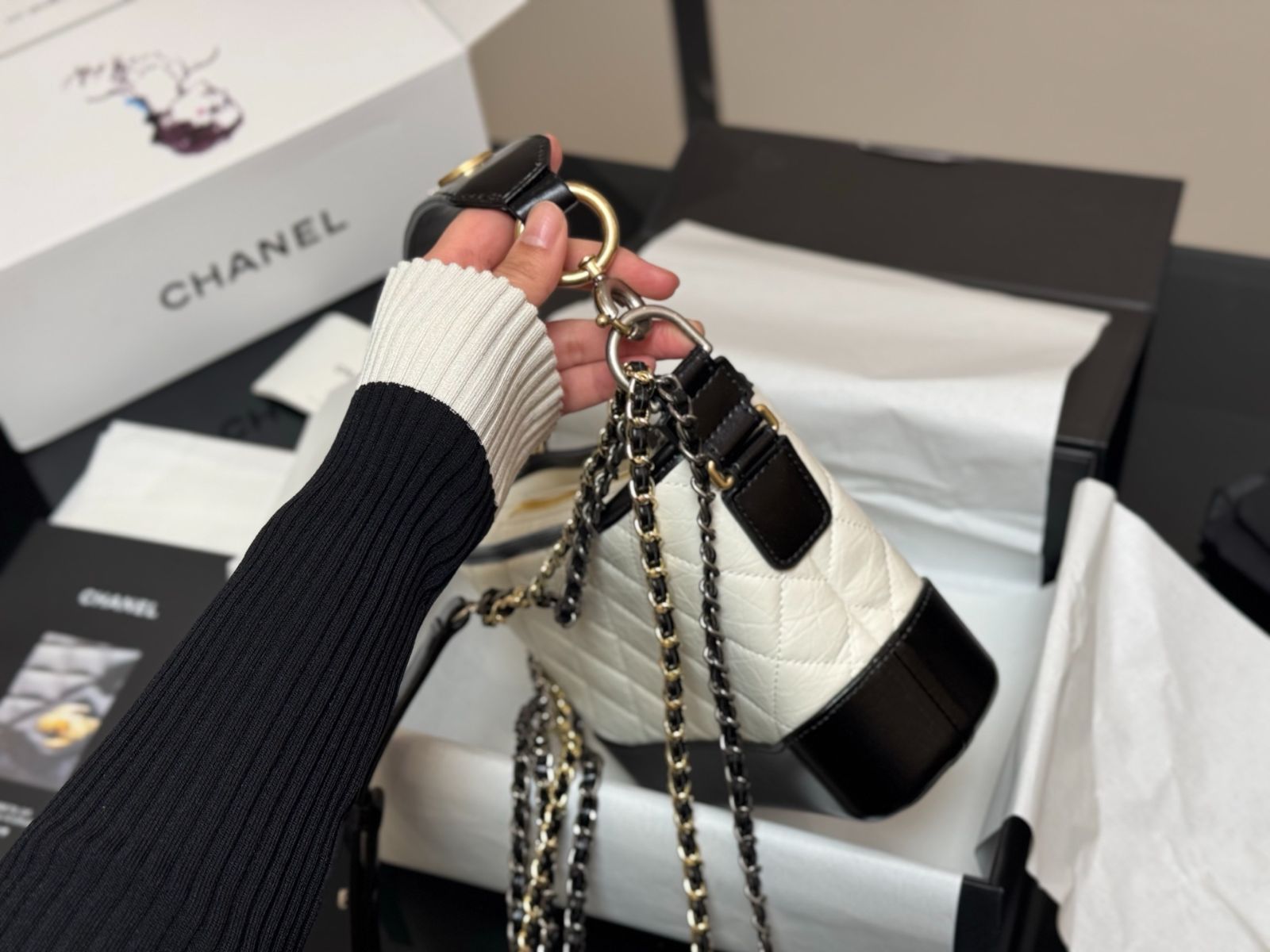 エレガント◆送料込♪【CHANEL】トラベルセット カシミア ウール Travel set - Cashmere, wool & silk, black & ecru — Fashion