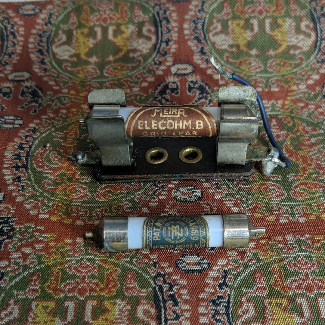 超希少品　大正時代蓄音器ヒューズ2本とソケット　(日本製)　METRA　日本無線 超希少品 大正時代蓄音器ヒューズ2本とソケット (日本製) METRA
