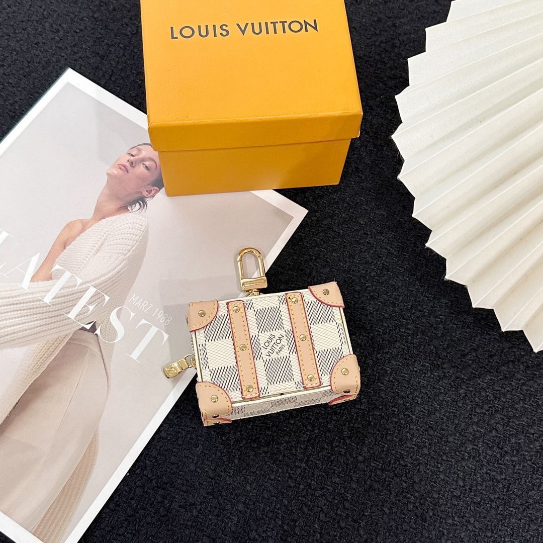 大人気 LOUIS VUITTON ルイヴィトン ソフト トランク ポーチ モノグラム ホワイト ベージュ キーホルダー 男女兼用