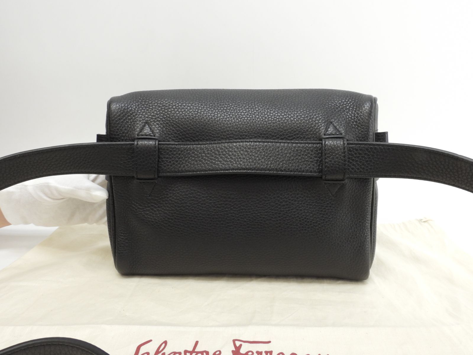 【極美品】【最新モデル】Ferragamo ガンチーニ レザー ボディバッグ FERRAGAMO（フェラガモ） ボディバッグ 24 1480 メンズ ガンチーニ