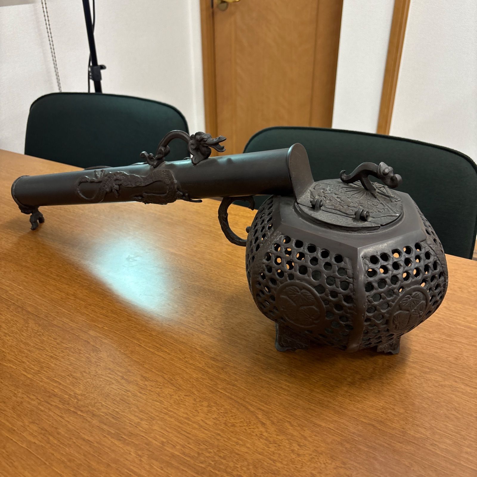 大明宣徳 矢立 香炉 金属 銅製⁇ 透かし 龍 三つ葉葵 工芸品 置物 レトロ 大明宣徳 矢立 香炉 レトロ 置物 - メルカリ