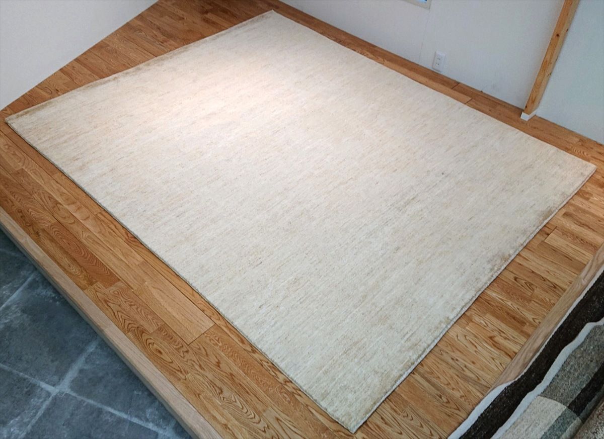 近日入荷 夏は涼しく冬は暖かい天然ラグ 無染めのウール 約250x200cm アイボリー PLAIN