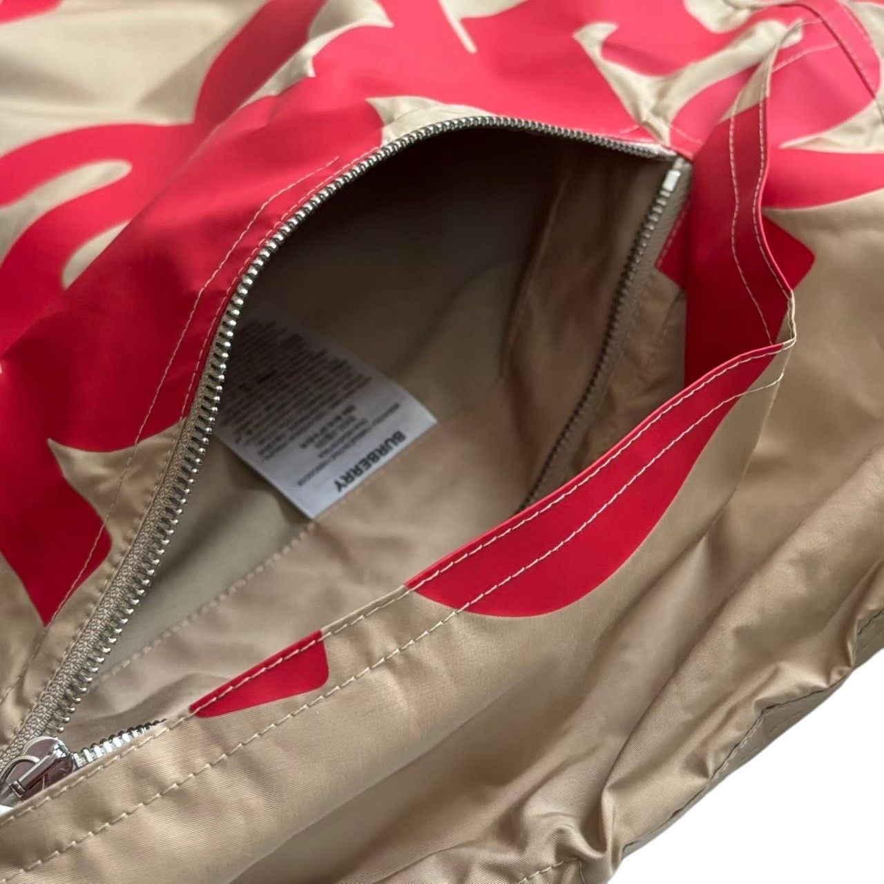 未使用タグ付き BURBERRY バーバリー ナイロンジャケット ベージュ 赤 