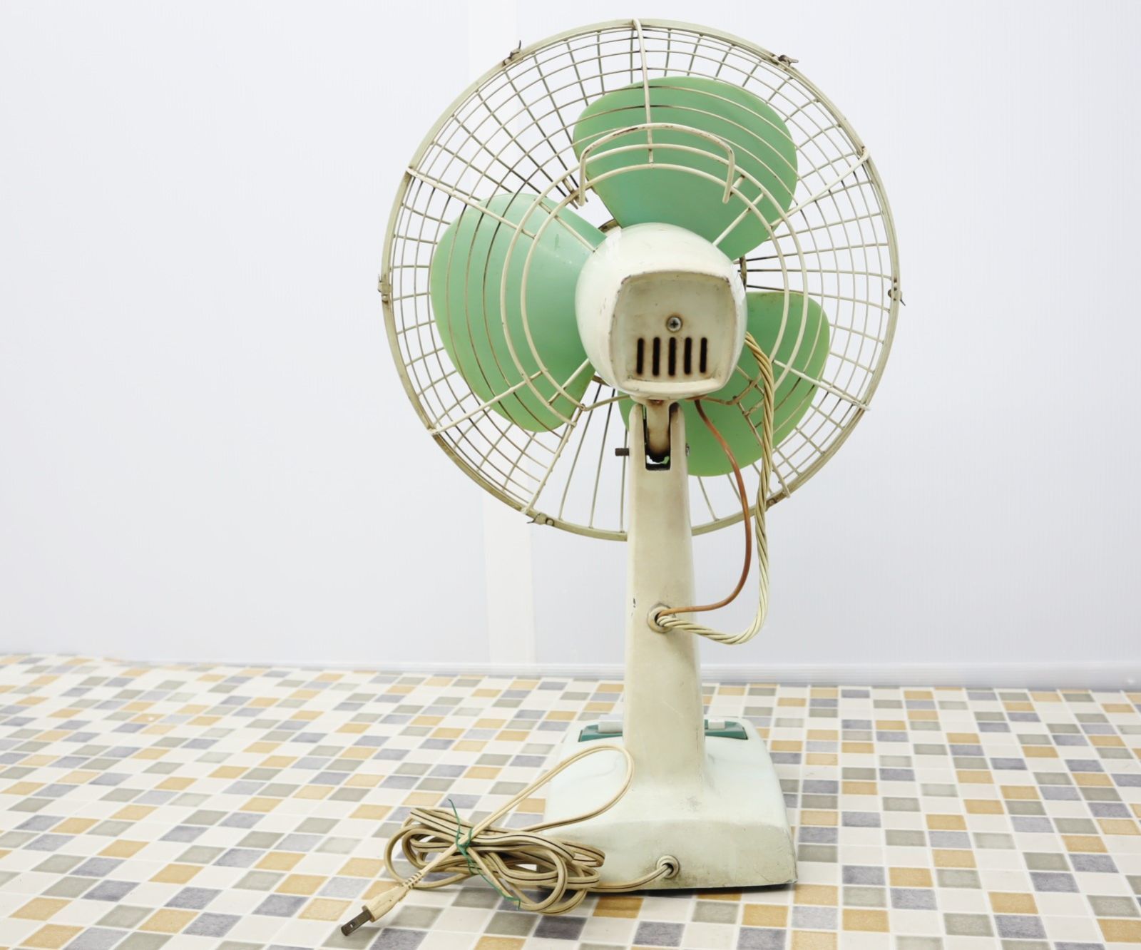 National オリーブグリーン 扇風機 レトロ　昭和 昭和レトロ グリーンファン 東芝扇風機 動作品 4枚羽 - メルカリ