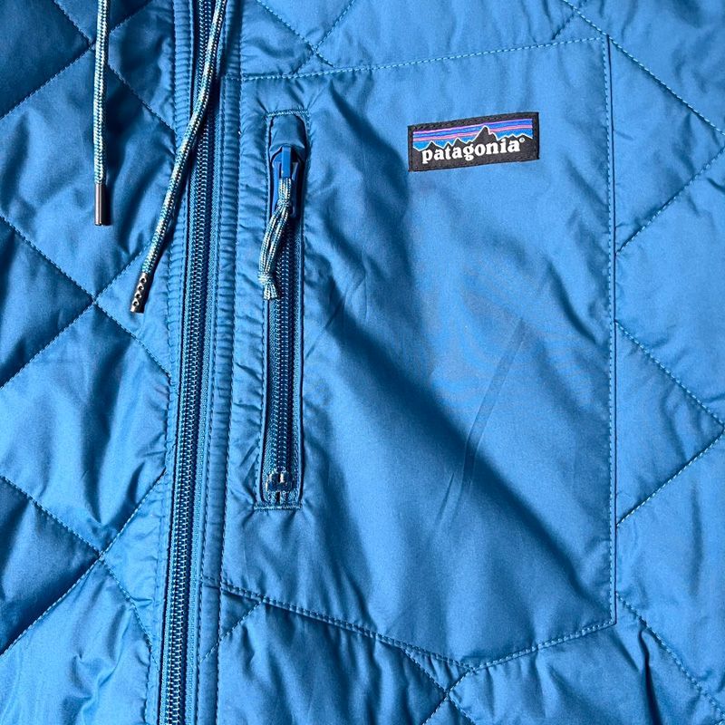 【美品】patagonia ダイヤモンドキルトボマーフーティ Patagoniaのダイアモンド・キルト・ボマー・フーディはちょい出
