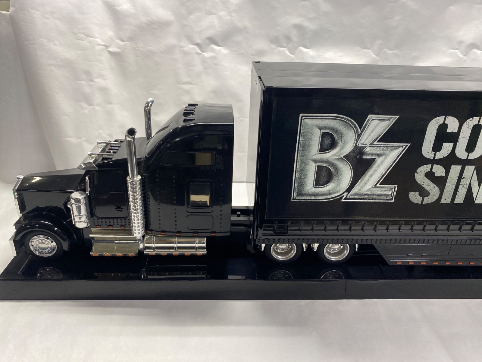 B’z COMPLETE SINGLE BOX Trailer Edition Amazon.co.jp: B'z Complete Single Box Trailer Edition