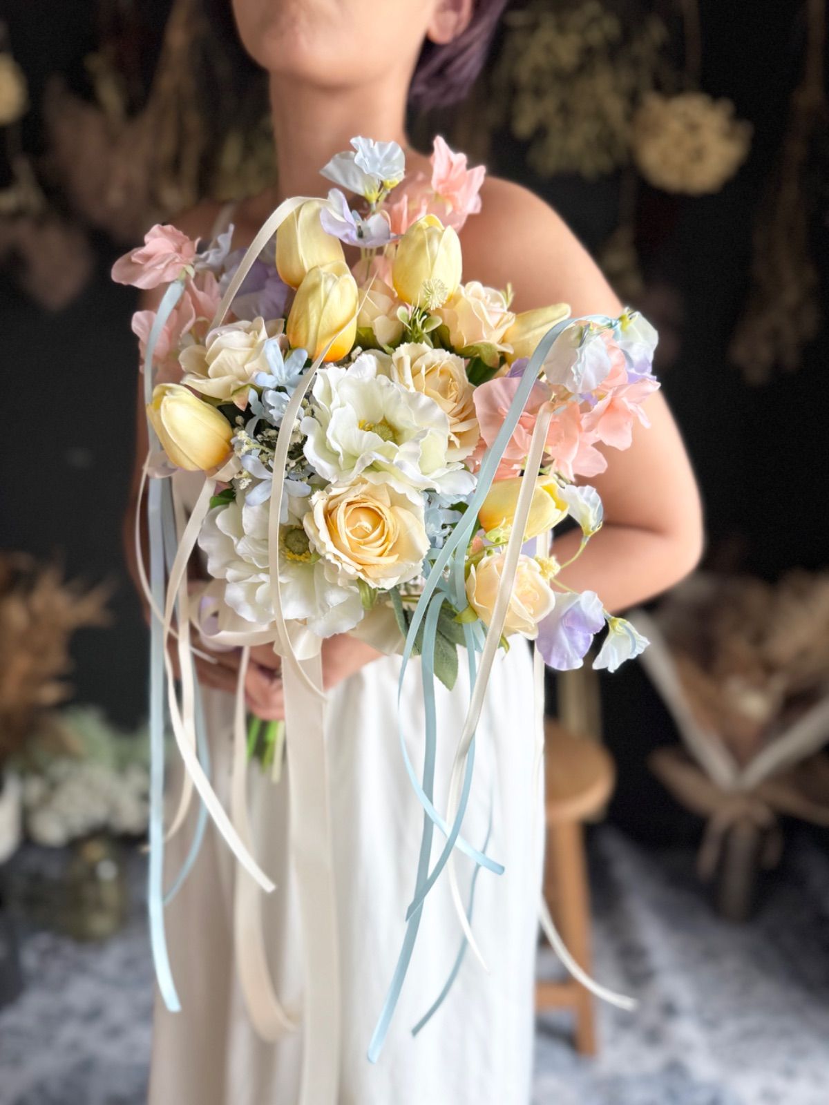 白アネモネ×サーモンピンク×水色クラッチブーケ