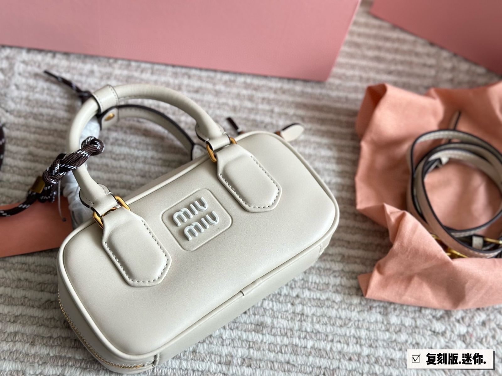 今日特価】miumiu ボウリングバッグ / オフィスバッグ（19cm