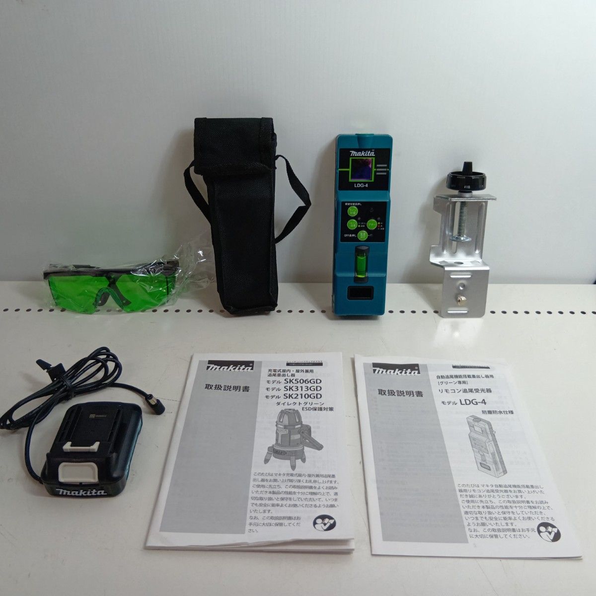 MAKITA マキタ レーザー墨出し器 SK210GD ブルー ♥品 S 付属品完備 コードレス式 1.5V 1801513
