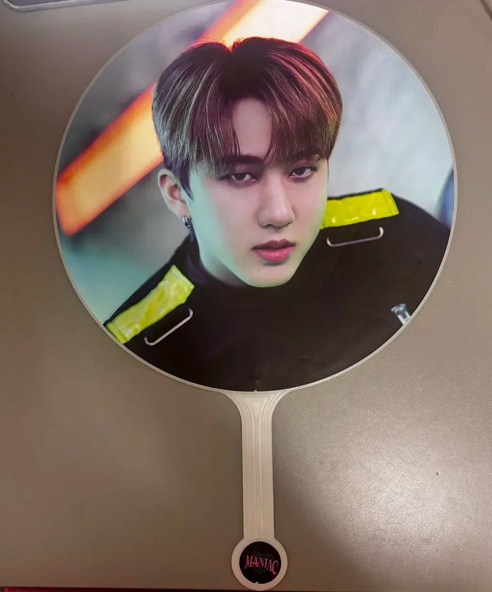 スキズ　チャンビン　サイン　うちわ　straykids Changbin 창빈 Amazon.co.jp: straykids スキズ チャンビン ビニ サイン入り