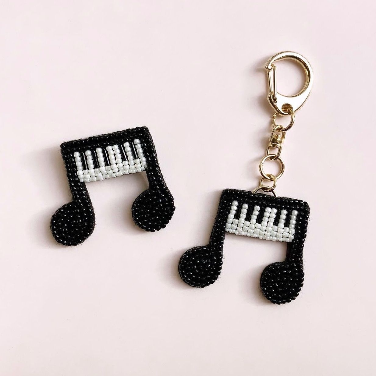 音符ピアノ ビーズ刺繍 ブローチ - メルカリ