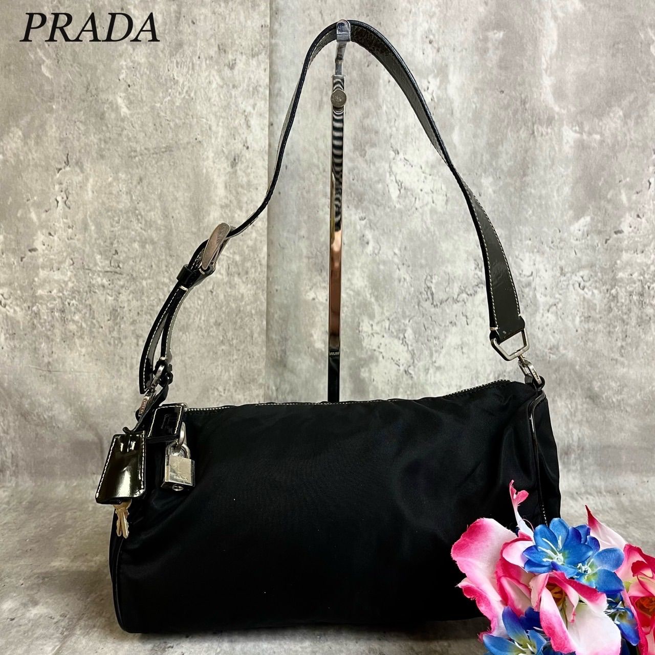 ✨良品✨ PRADA プラダ アクセサリーポーチ ハンドバッグ 小物入れ 三角ロゴプレート カデナ シルバー金具 総柄 テスートナイロン 白タグ  レディース ブラック 黒色 - メルカリ